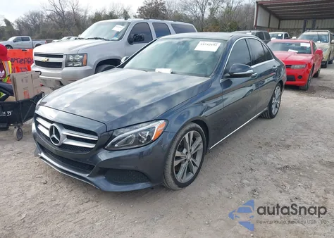 2015 Mercedes-Benz C 300 Luxury/Sport z USA, uszkodzony, nr VIN 55SWF4JBXFU076902